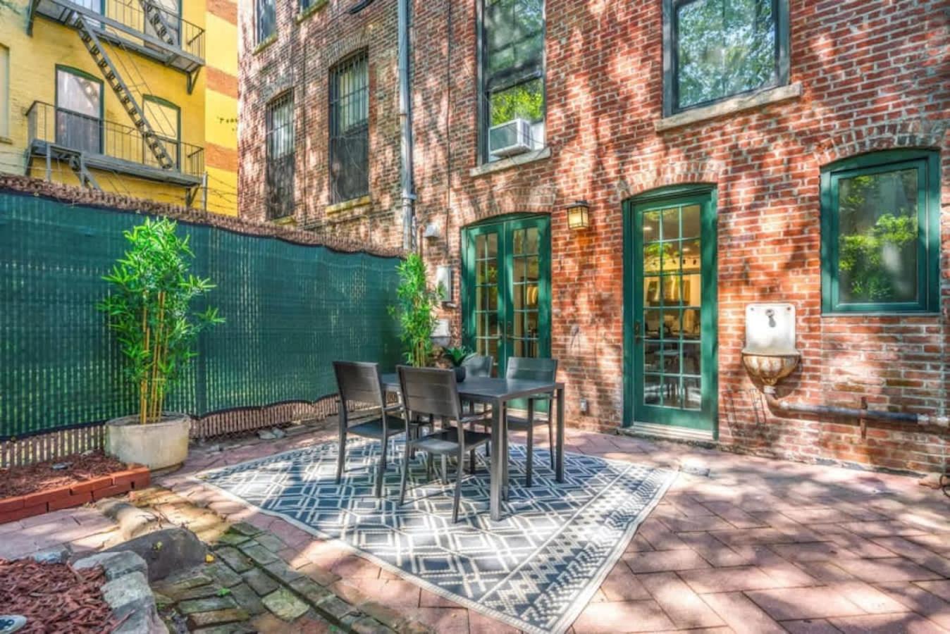 Newly Renovated 2br With Rare Private Backyard & Bbq Casa de férias Nova York